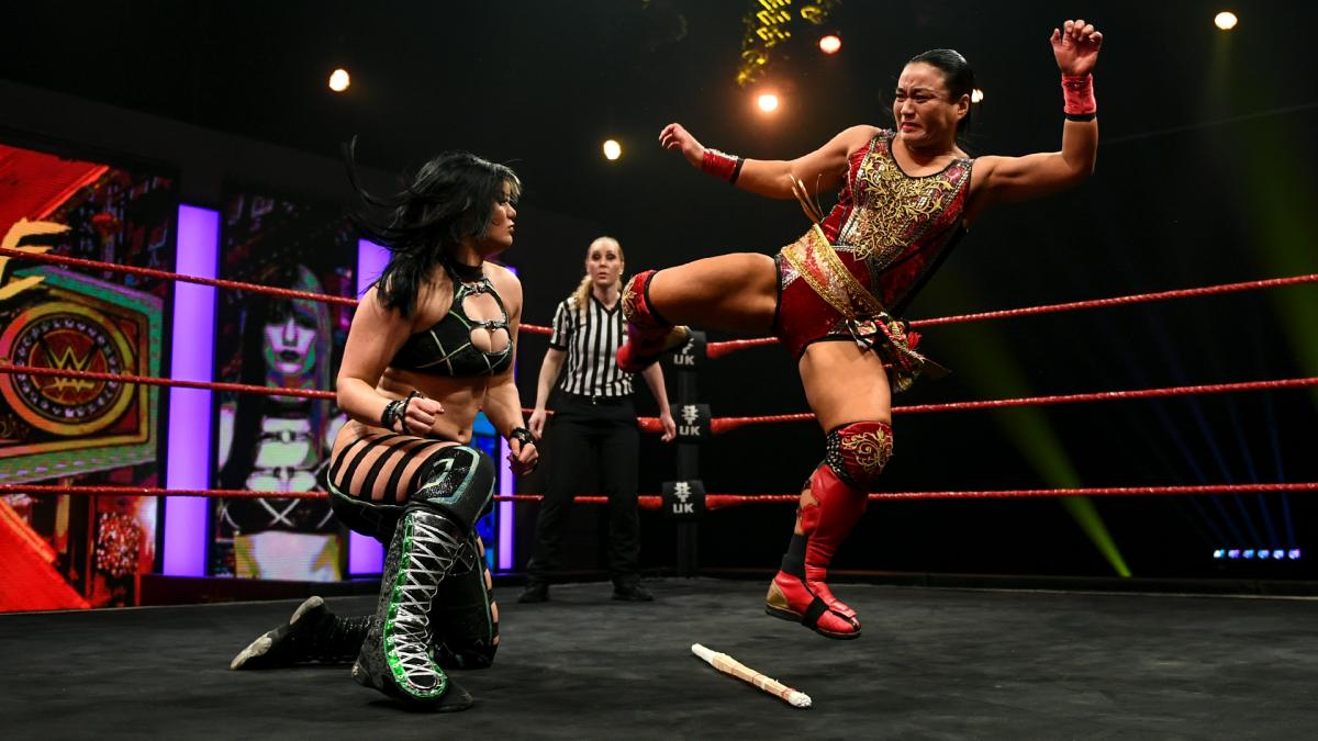 挑戦者ダベンポート（左）にミドルキックを放つNXT・UK女子王者里村（C）2022 WWE, Inc. All Rights Reserved.