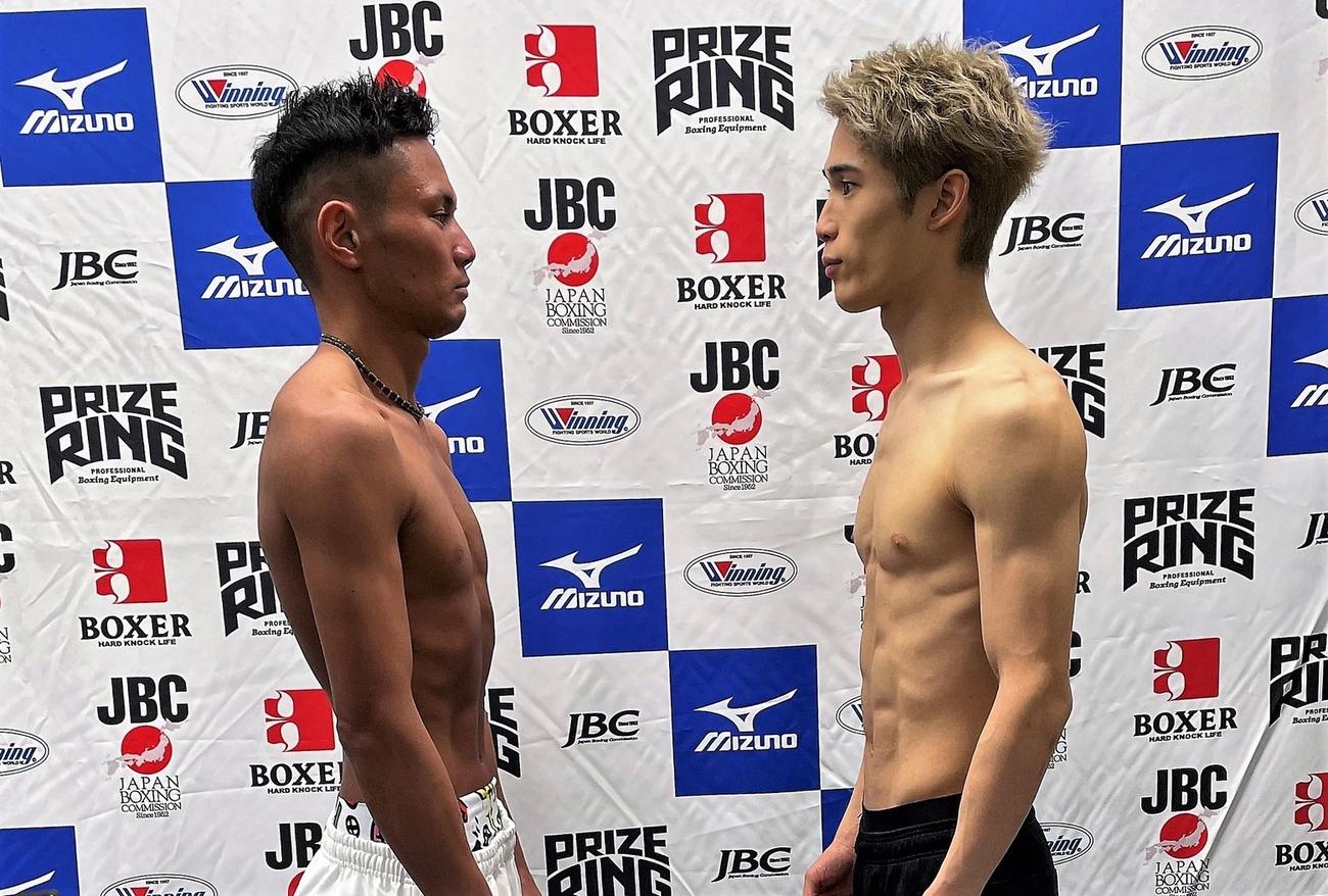 5日の日本バンタム級王座決定戦に向け、計量クリアした同級1位沢田（左）と同級2位大嶋はにらみあい（代表取材）