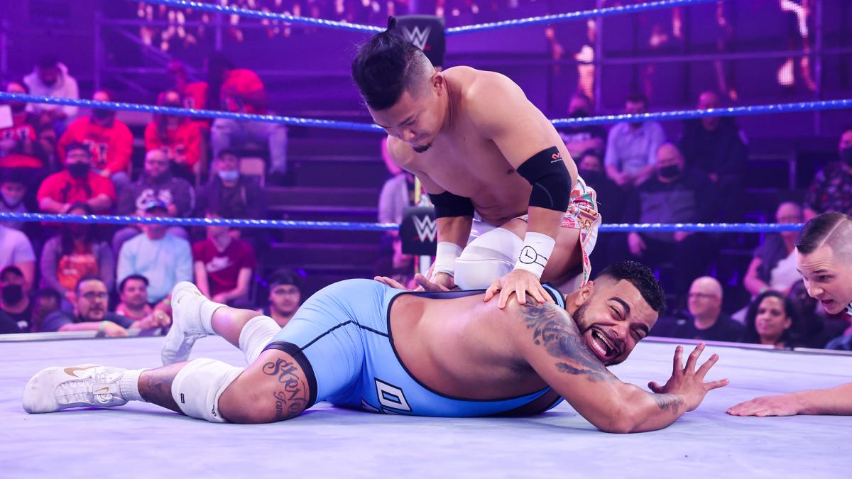 ケンプ（下）をグラウンド技で圧倒するKUSHIDA（C）2022 WWE, Inc. All Rights Reserved.