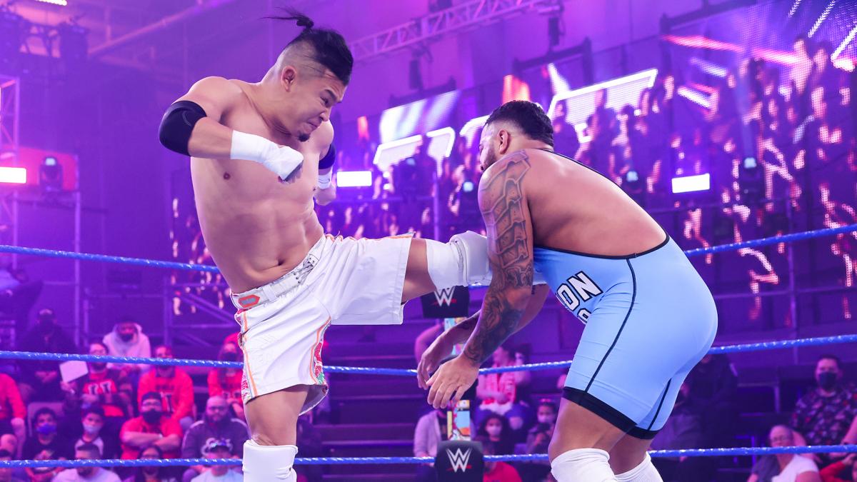ケンプ（右）にミドルキックを放ったKUSHIDA（C）2022 WWE, Inc. All Rights Reserved.