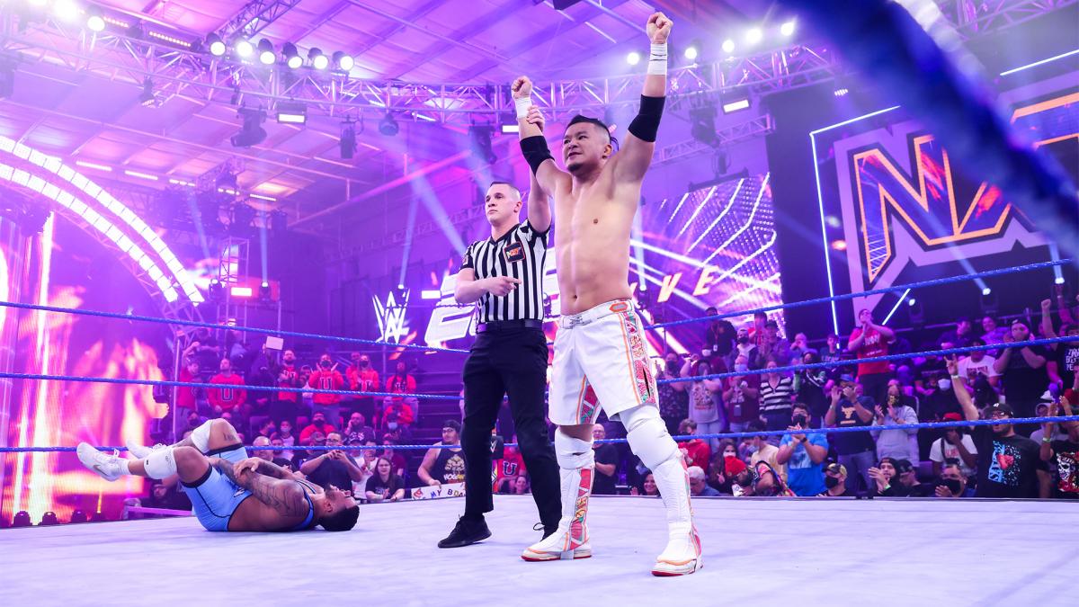 勝ち名乗りを受けるKUSHIDA（右端)（C）2022 WWE, Inc. All Rights Reserved.