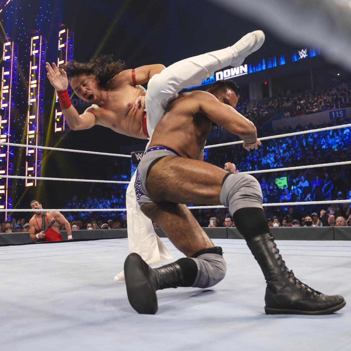 マハル（右）にキンシャサを成功させる中邑（C）2022 WWE, Inc. All Rights Reserved.