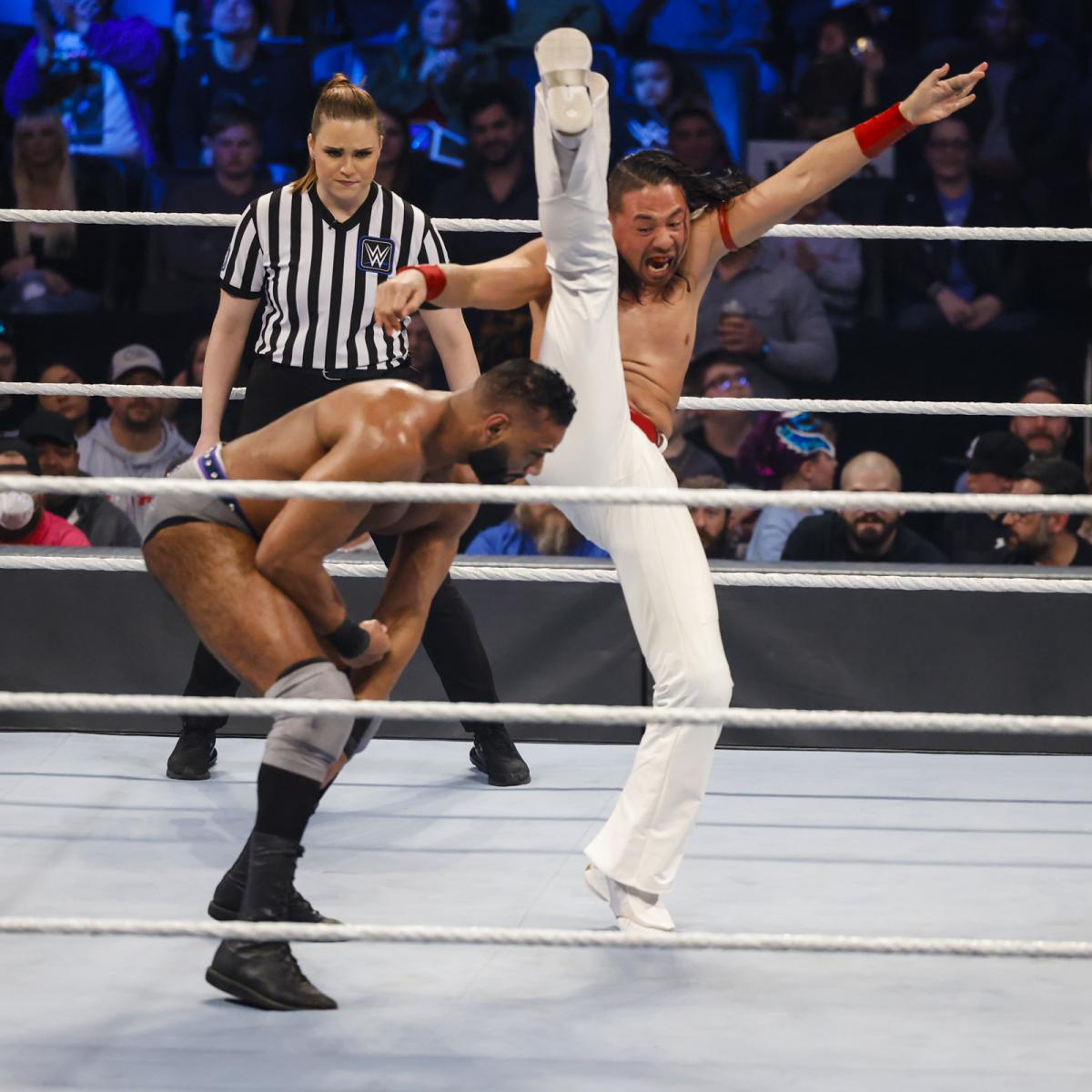 マハル（左）にかかと落としを決める中邑（C）2022 WWE, Inc. All Rights Reserved.
