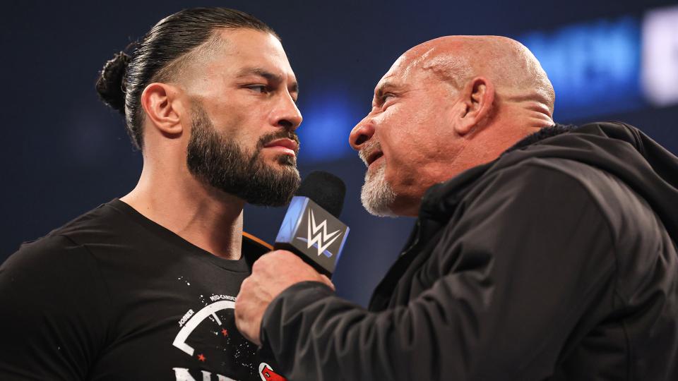 WWEユニバーサル王者レインズ（左）と至近距離でにらみ合うゴールドバーグ（C）2022 WWE, Inc. All Rights Reserved.