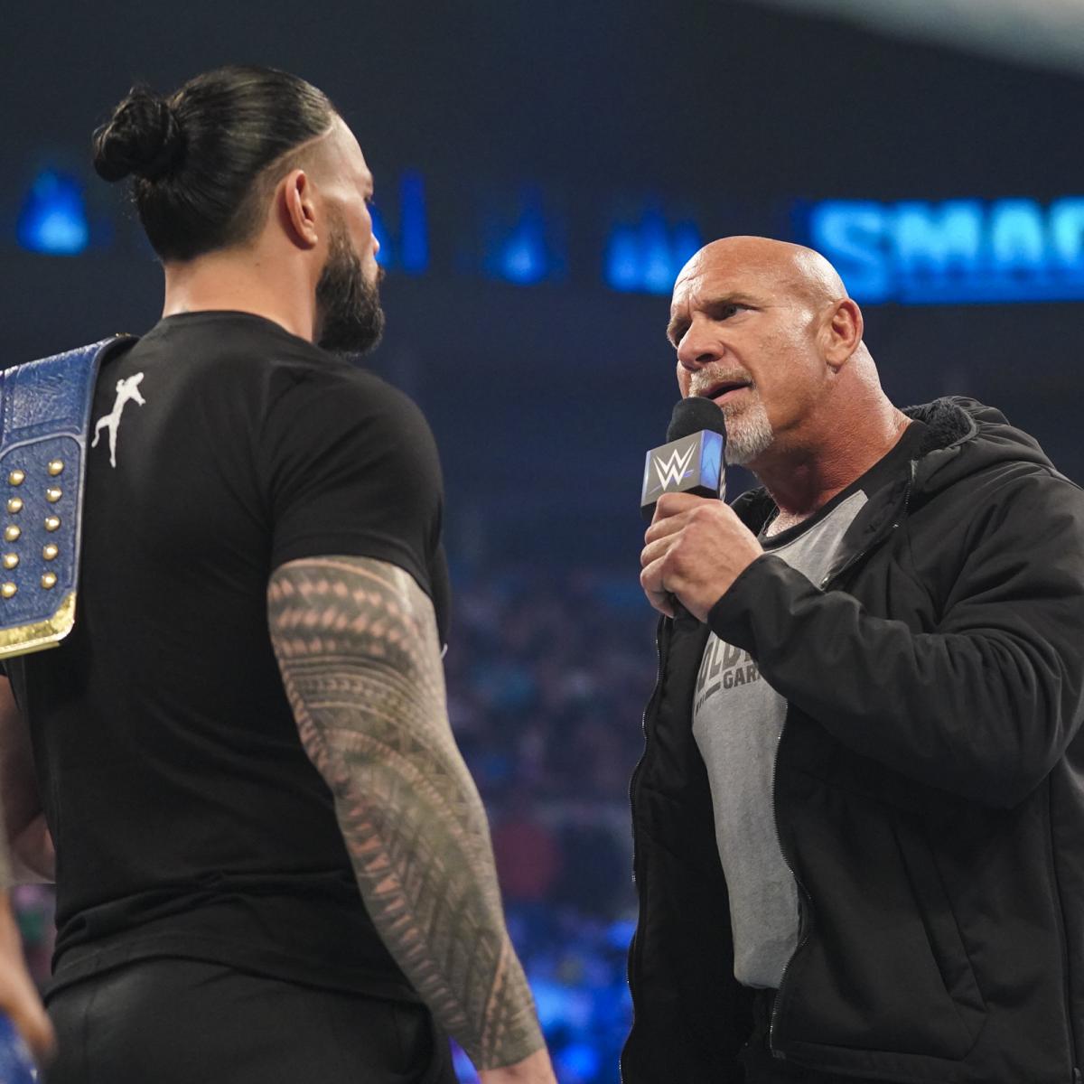 WWEユニバーサル王者レインズ（左）の前に立ちはだかったゴールドバーグ（C）2022 WWE, Inc. All Rights Reserved.
