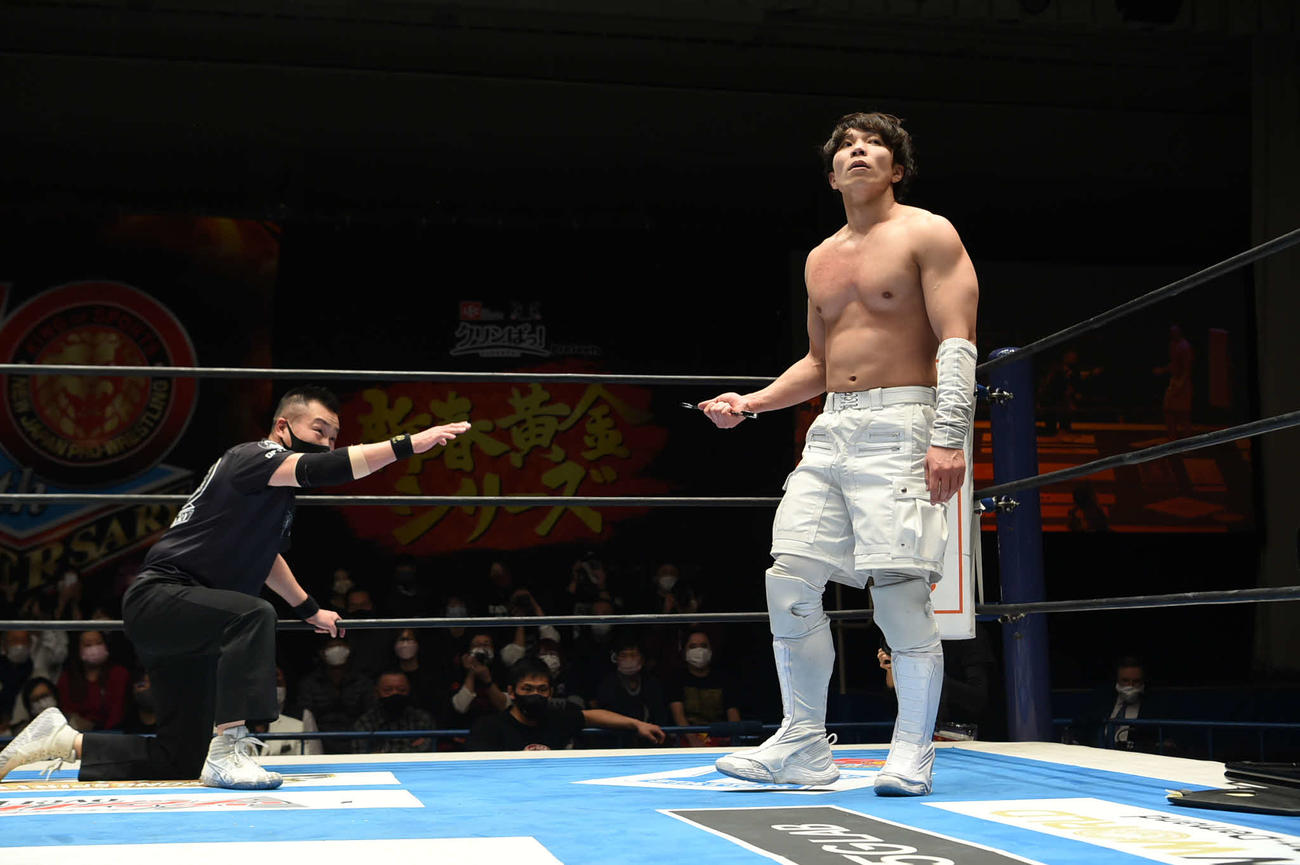 レンチを握りしめるYOH（提供・新日本プロレス）
