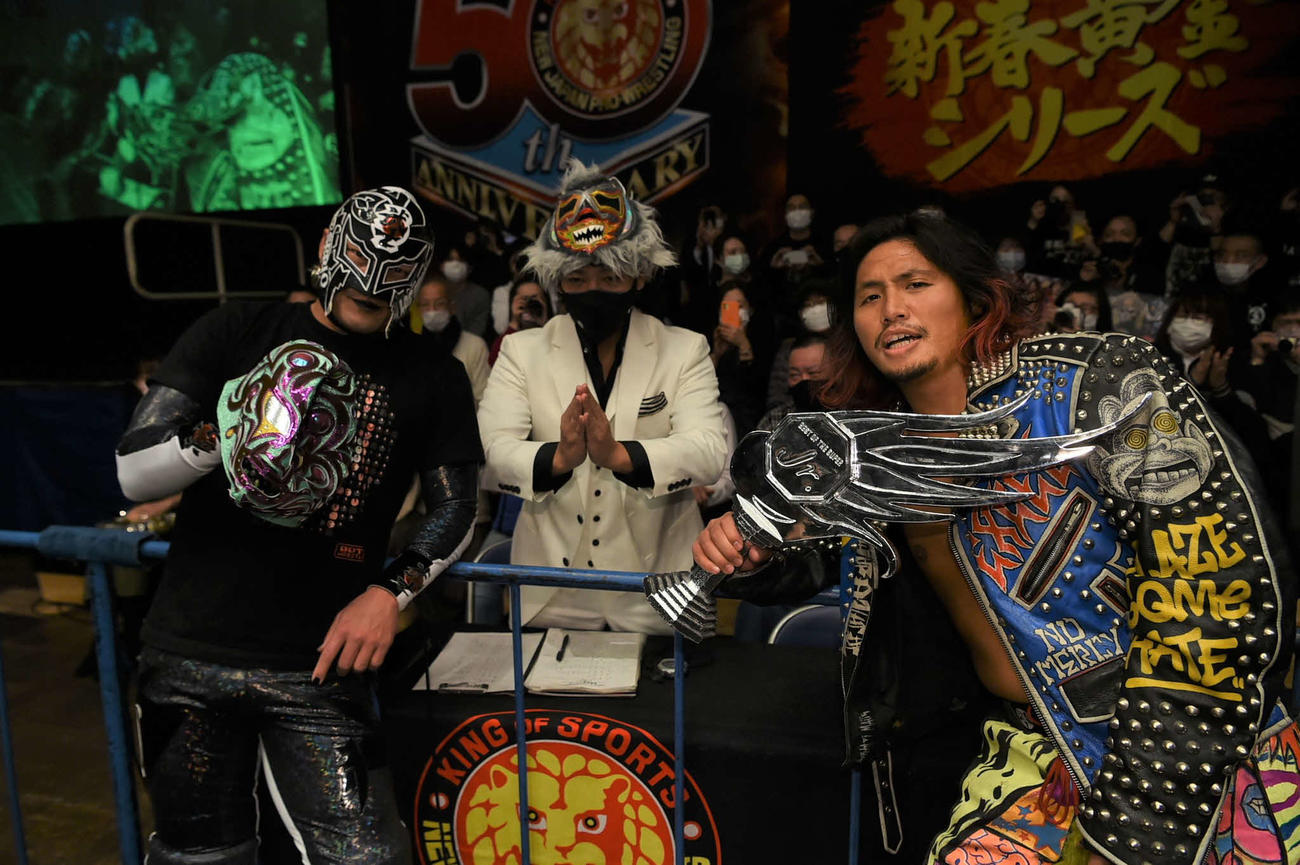 ラスト試合で写真に納まる尾崎リングアナウンサー（中央）。左はBUSHI、右は高橋ヒロム（提供・新日本プロレス）