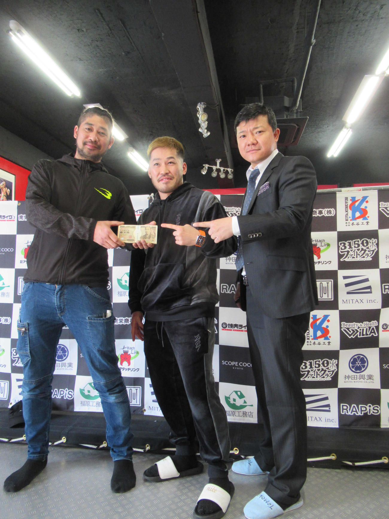 KO勝利のボーナス100万円に笑顔の元世界王者の宮崎（中央）。右は元世界王者の亀田大毅3150FC副会長（撮影・実藤健一）