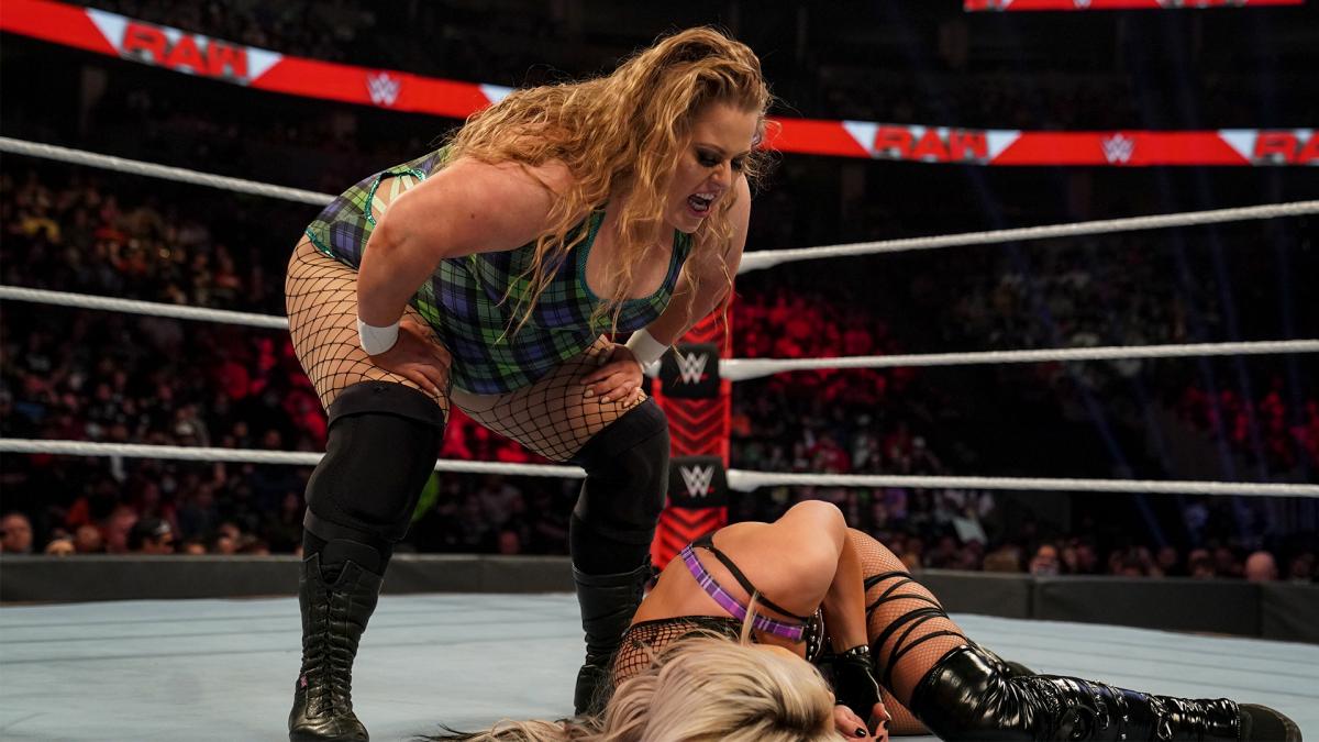 リブ・モーガン（下）を見下すドゥドロップ（C）2022 WWE, Inc. All Rights Reserved.