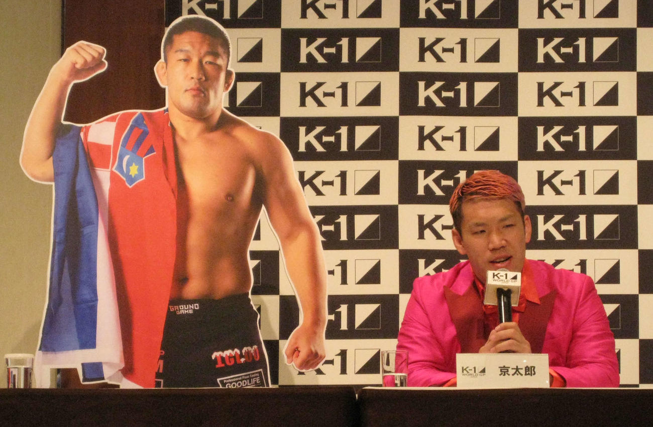 石井慧のパネルを横に勝利を誓う京太郎（撮影・吉池彰）