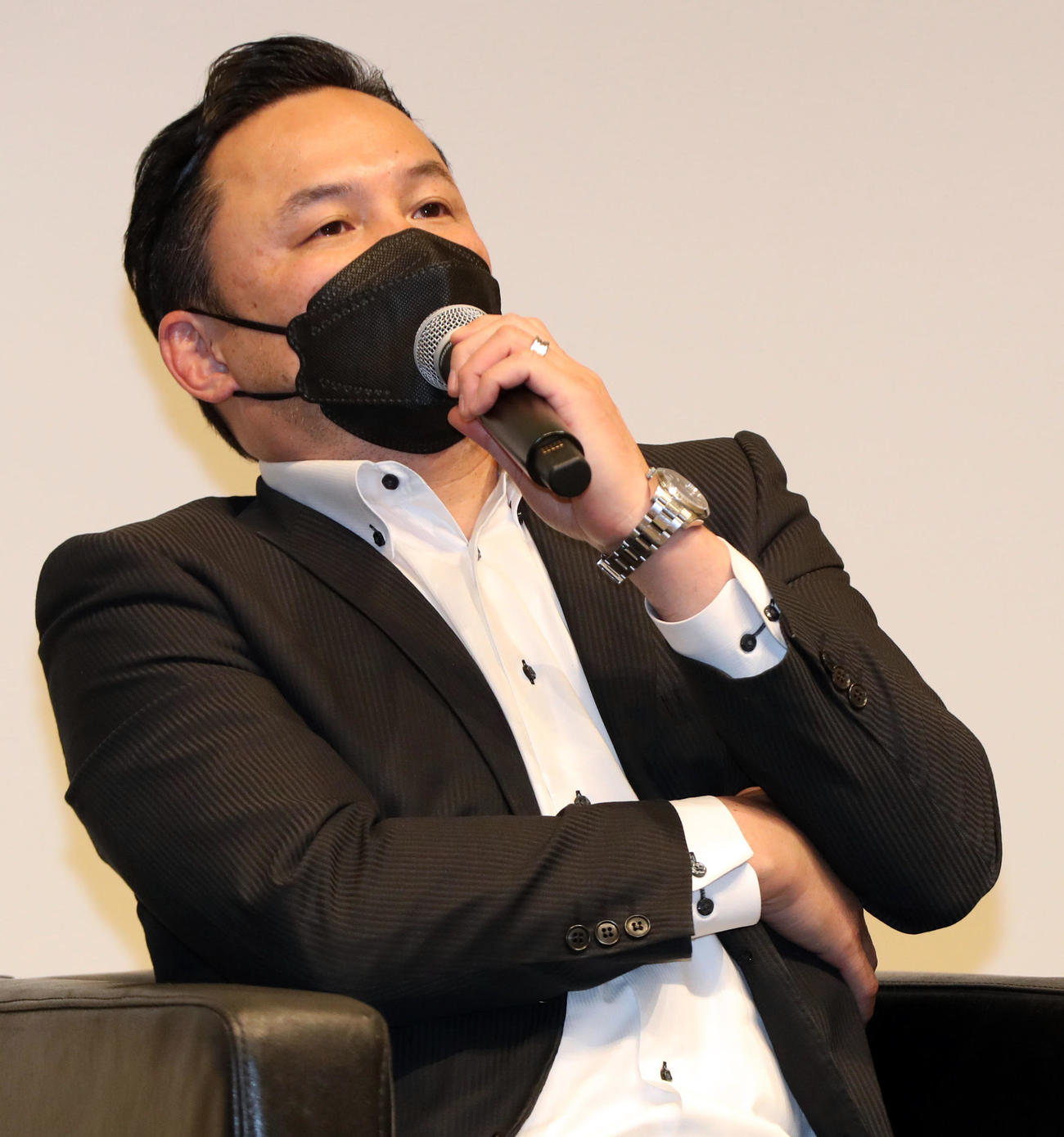 「RISE ELDORADO2022」記者会見で那須川天心について話す伊藤RISEクリエーション代表（撮影・狩俣裕三）
