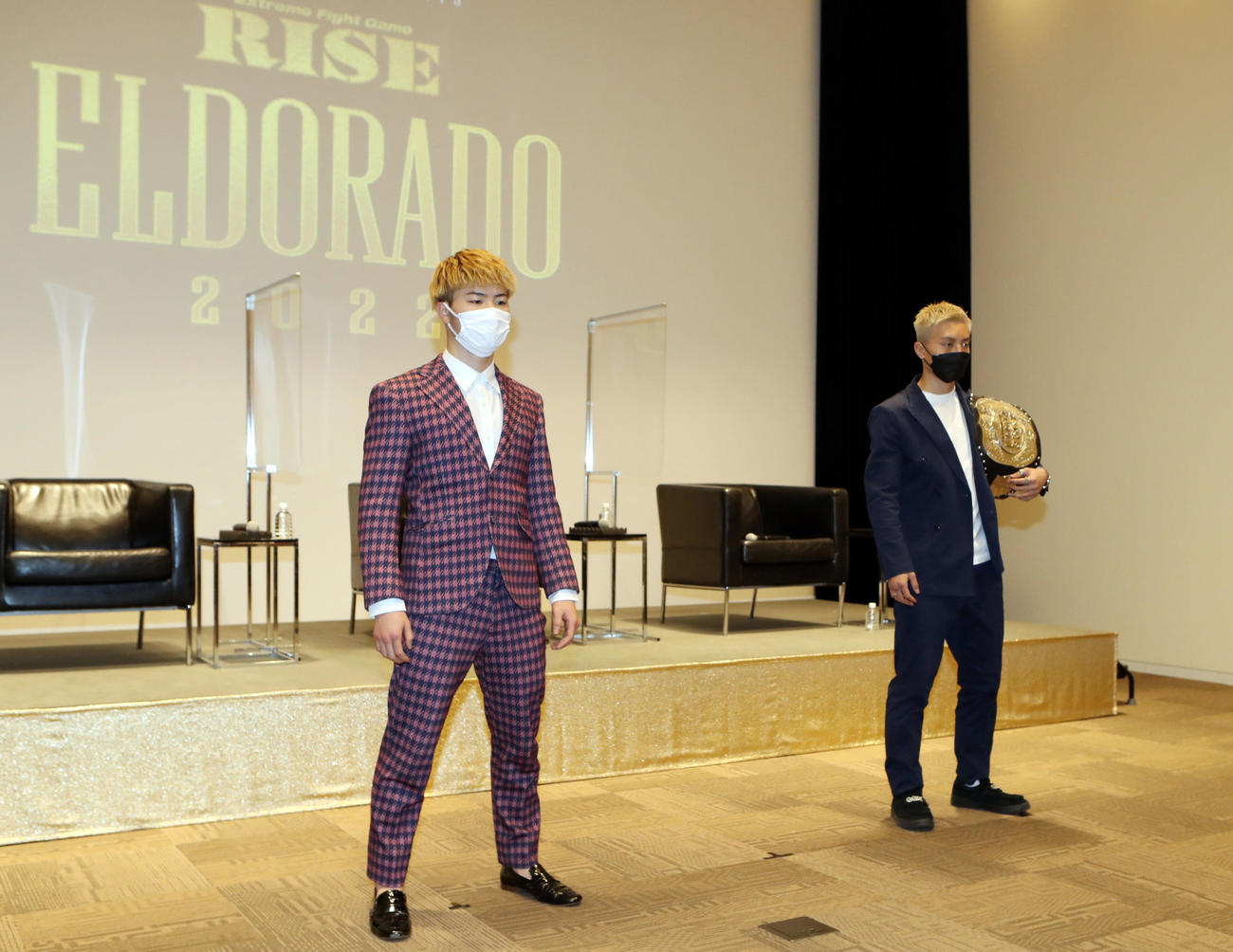 「RISE ELDORADO2022」記者会見で対戦相手の風音（右）と記念撮影する那須川天心（撮影・狩俣裕三）
