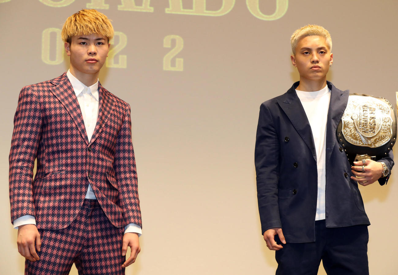 「RISE ELDORADO2022」記者会見で対戦相手の風音（右）と記念撮影する那須川天心（撮影・狩俣裕三）