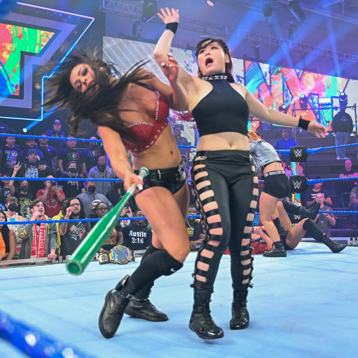 NXT女子王者ローズ（左）に掌底アッパーを仕掛けた紫雷イオ（C）2022 WWE, Inc. All Rights Reserved.