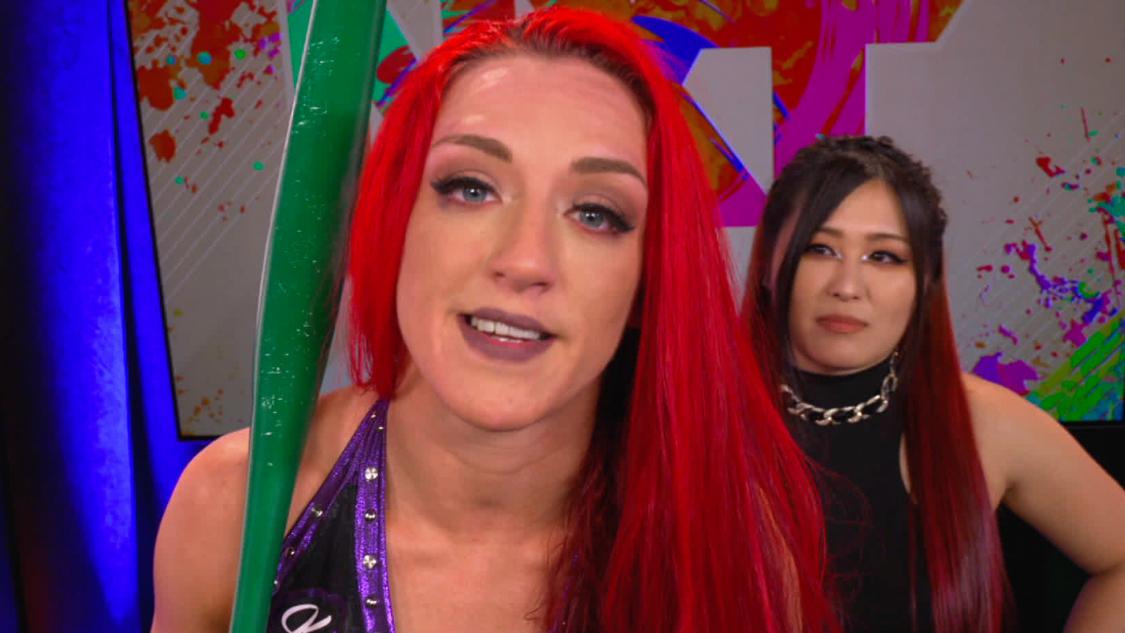 ケイ・リー・レイ（左）とバックステージで並んだ紫雷イオ（C）2022 WWE, Inc. All Rights Reserved.