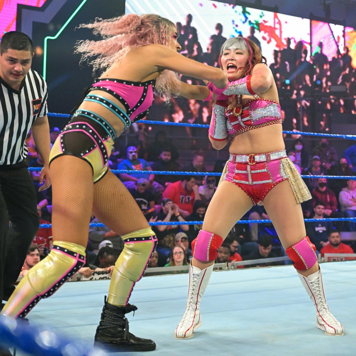 ダコタ・カイ（左）と激しい攻防を繰り広げたサレイ（C）2022 WWE, Inc. All Rights Reserved.