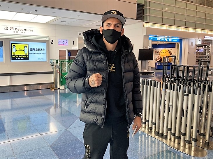 19日のWBCシルバー・ライト級タイトル戦に向けてロシアに出発した元世界3階級制覇王者リナレス（帝拳ジム提供）