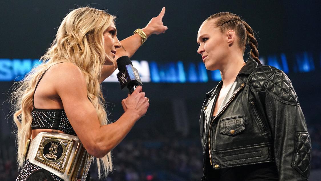 スマックダウン女子王者シャーロット・フレアー（左）と舌戦を展開したロンダ・ラウジー（C）2022 WWE, Inc. All Rights Reserved.