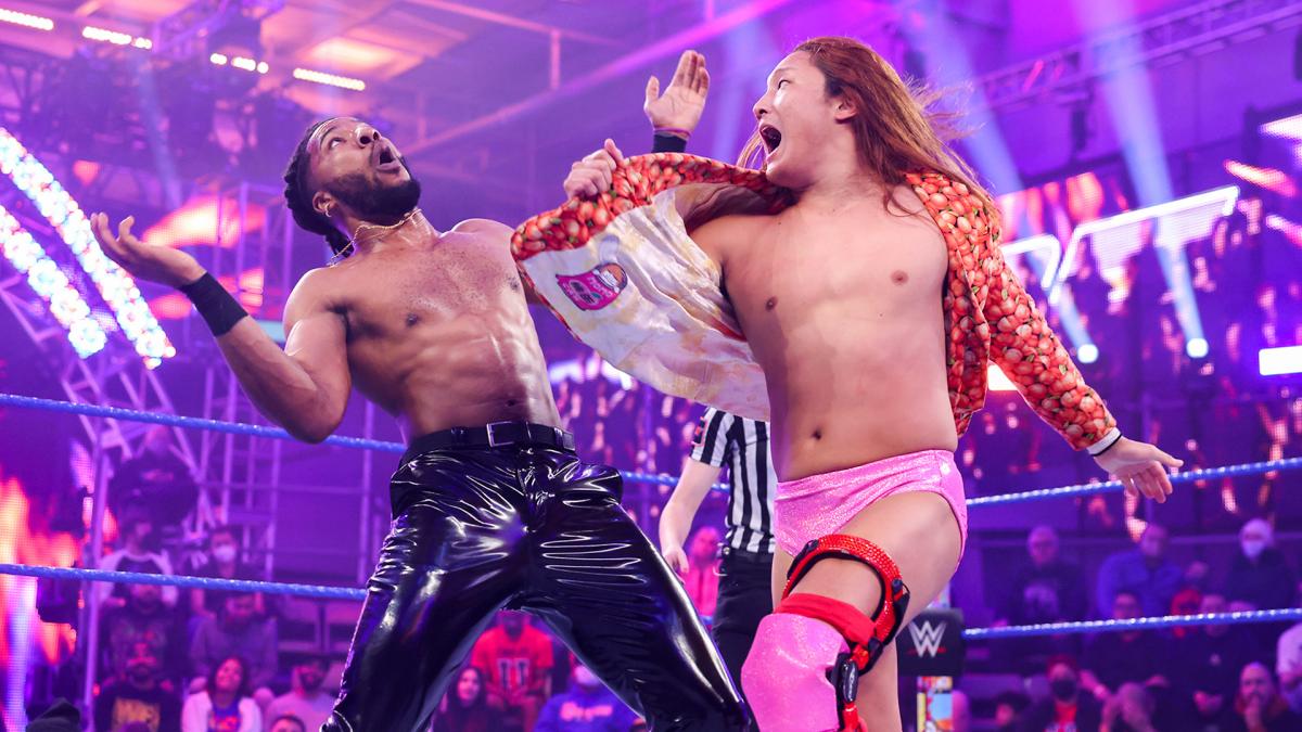 トリック・ウィリアムス（左）にジャケット掌底を放つイケメン二郎（C）2022 WWE, Inc. All Rights Reserved.