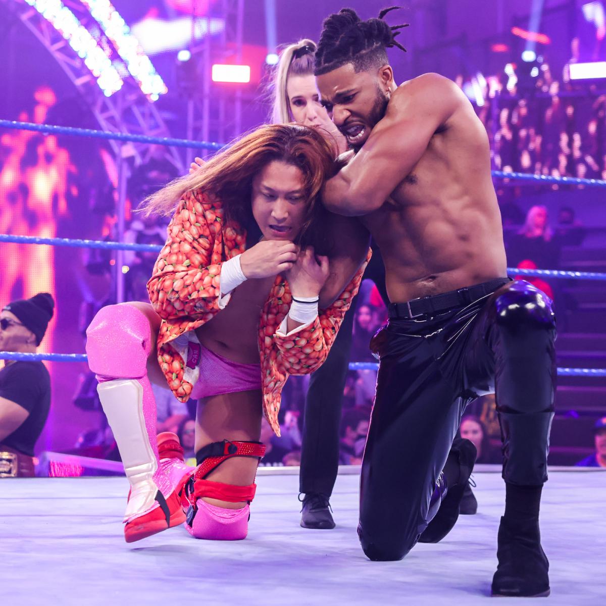 トリック・ウォリアムス（右）と競り合うイケメン二郎（C）2022 WWE, Inc. All Rights Reserved.