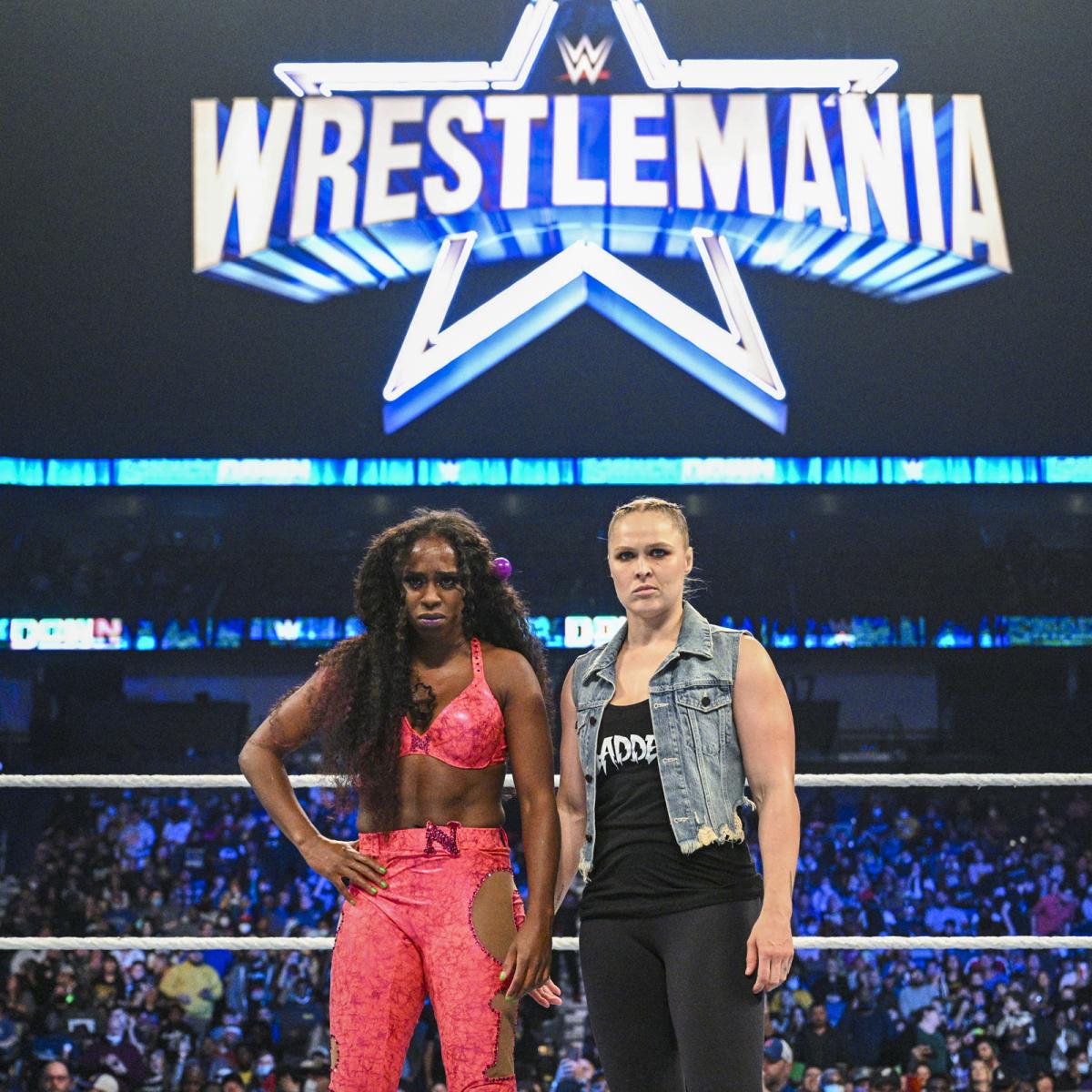 スマックダウン女子王者シャーロット・フレアーをリング上からにらみつけたロンダ・ラウジー（右）とナオミ（C）2022 WWE, Inc. All Rights Reserved.