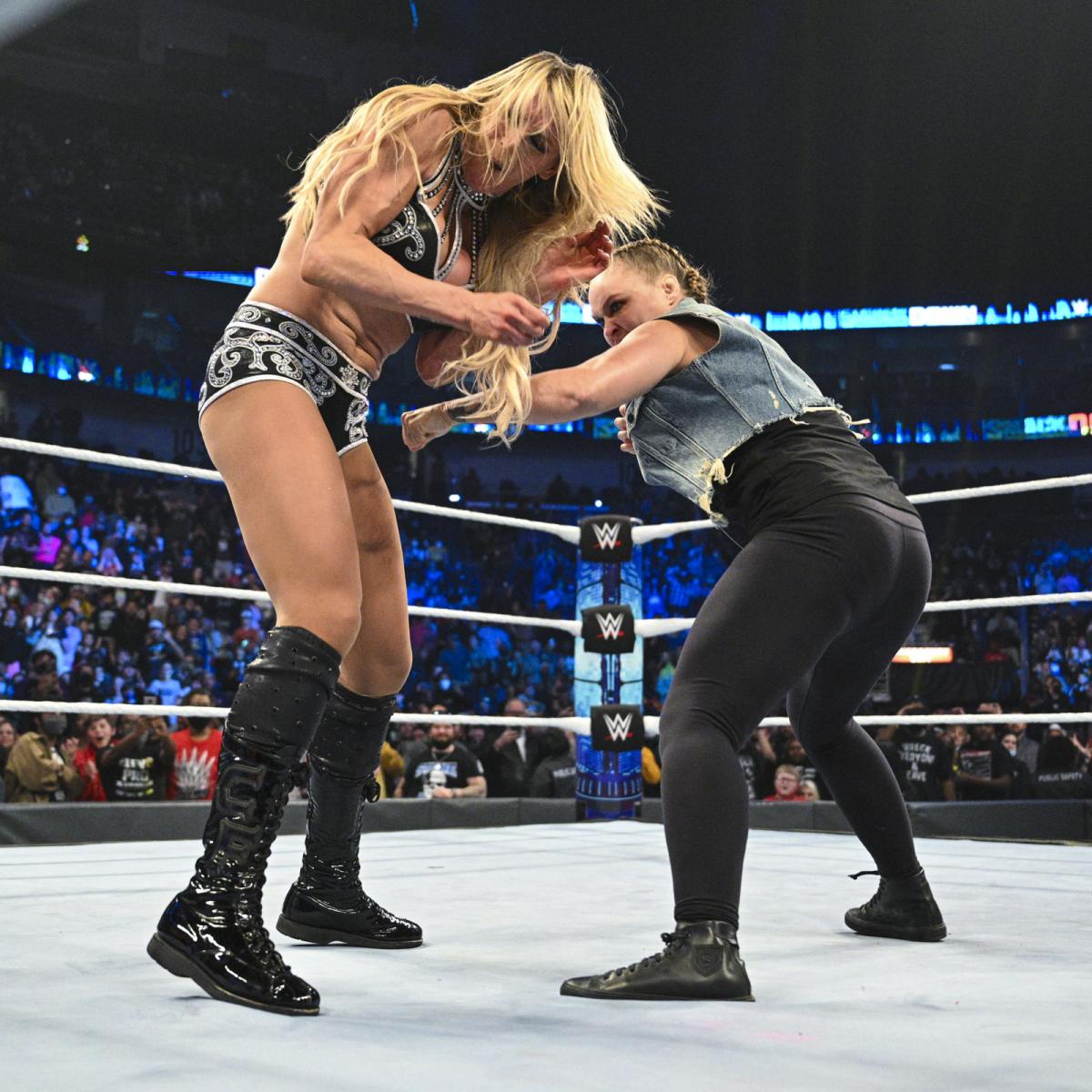 スマックダウン女子王者シャーロット・フレアー（左）を殴りつけるロンダ・ラウジー（C）2022 WWE, Inc. All Rights Reserved.