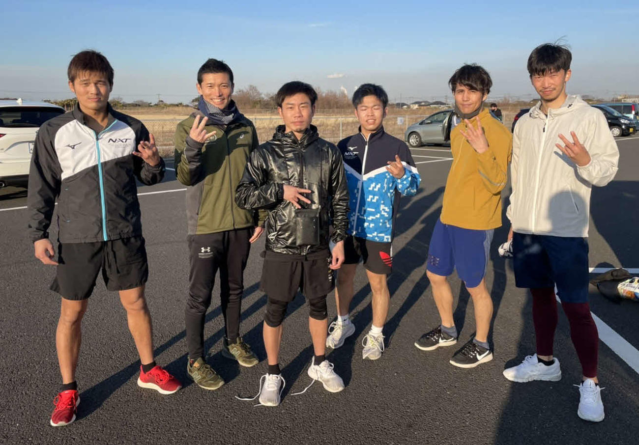 2泊3日の千葉合宿を打ち上げたWBO世界ミニマム級王者谷口（左から3番目）と元東洋太平洋スーパーフェザー級王者三代（左端）