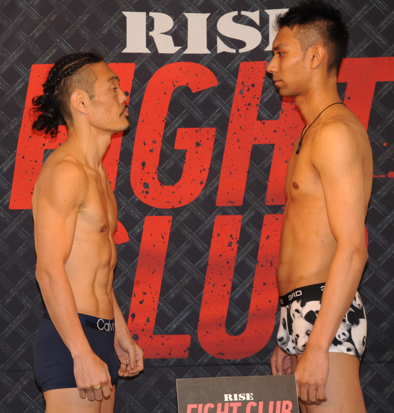 立ち技格闘技RISEが開催するオープンフィンガーグローブのみの大会「FIGHT CLUB」の前日計量でにらみ合う安彦考真（左）と対戦相手の相内誠