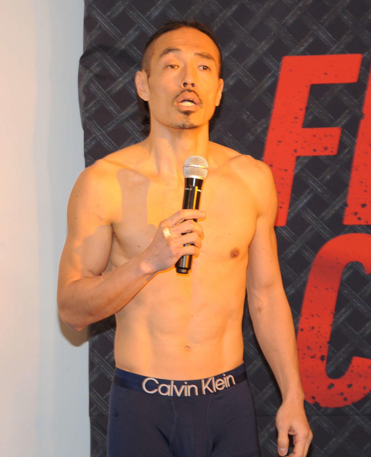 立ち技格闘技RISEが開催するオープンフィンガーグローブのみの大会「FIGHT CLUB」の前日計量であいさつする安彦考真