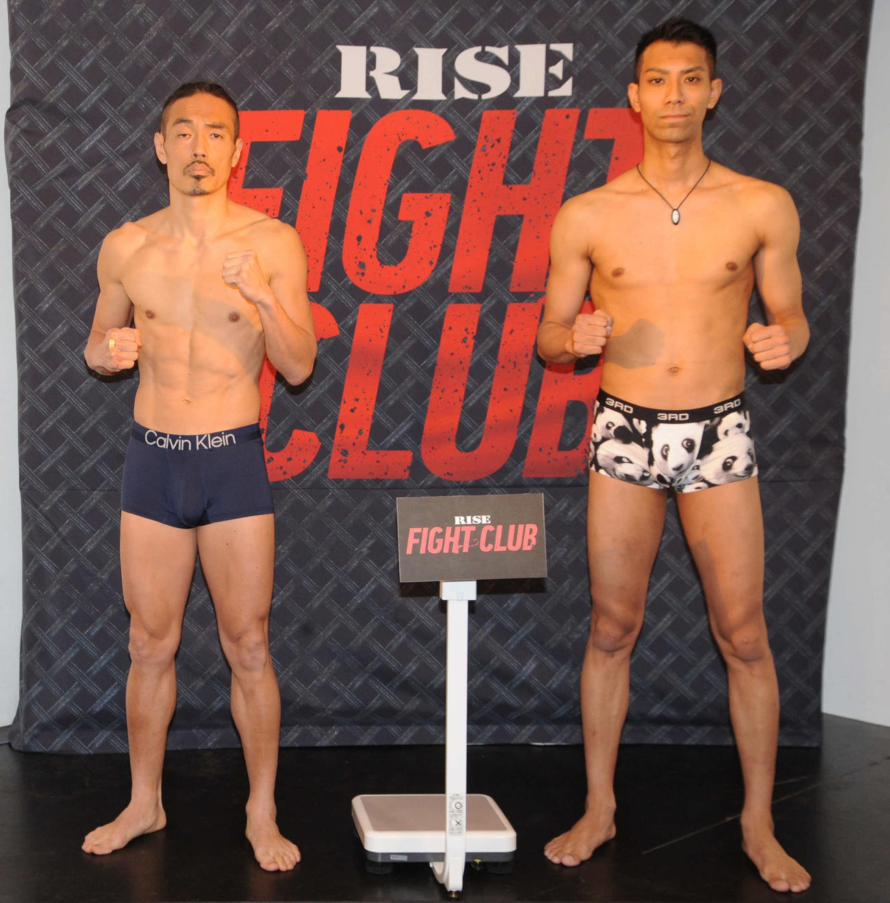 立ち技格闘技RISEが開催するオープンフィンガーグローブのみの大会「FIGHT CLUB」の前日計量を行う安彦考真（左）と対戦相手の相内誠