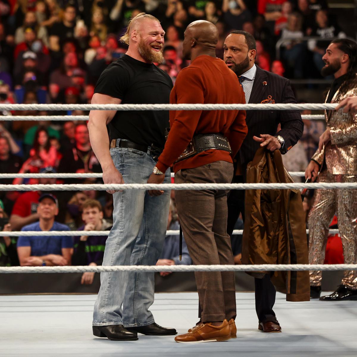 WWEへビー級王者ラシュリー（中央）とにらみ合うレスナー（左端）。右はMVP（C）2022 WWE, Inc. All Rights Reserved.