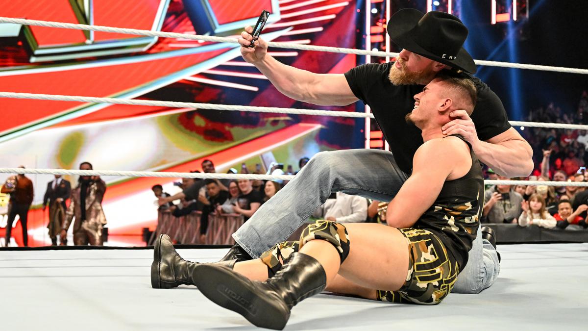 倒したセオリー（手間）のスマホで自撮りするおちゃめなレスナー（C）2022 WWE, Inc. All Rights Reserved.