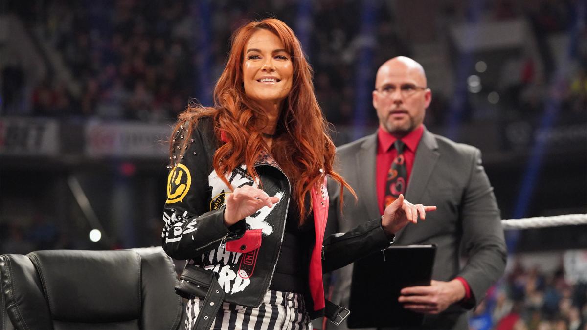 WWEオフィシャルのアダム・ピアース（後方）の立ち会いで、ロウ女子王者調印式に臨んだリタ（C）2022 WWE, Inc. All Rights Reserved.