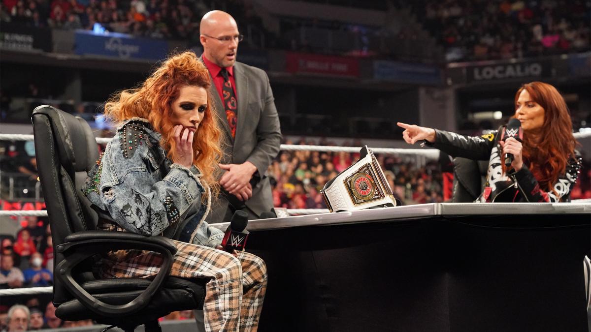 WWEオフィシャルのアダム・ピアース（中央）を挟み、ロウ女子王者ベッキー・リンチ（左端）と舌戦するリタ（C）2022 WWE, Inc. All Rights Reserved.
