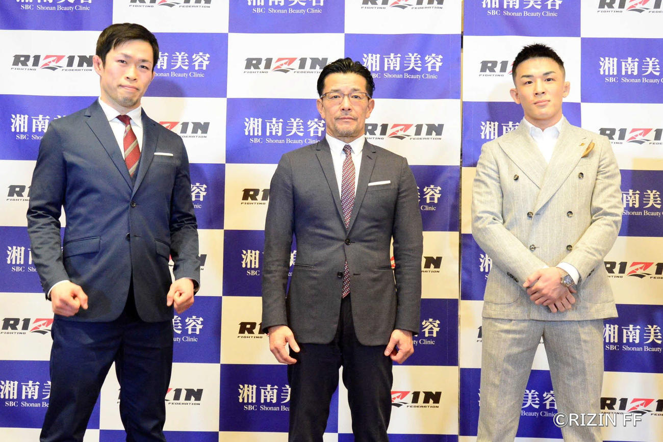 RIZIN34大会の記者会見に出席した登壇者。左から弥益、榊原CEO、萩原（提供・RIZIN FF）
