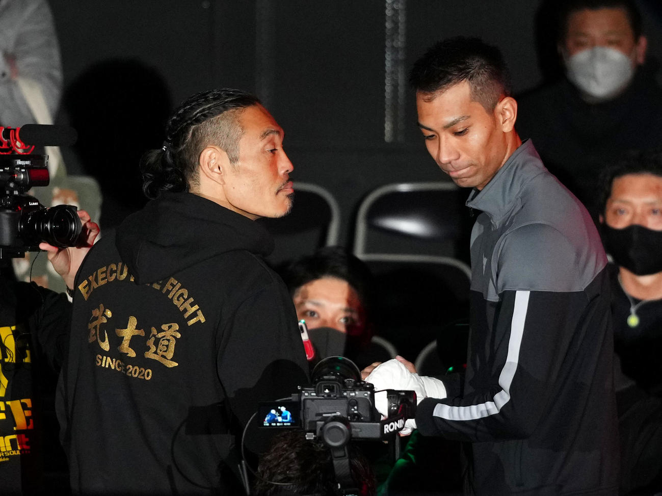 オープニングセレモニーで握手を交わす安彦（左）と相内（撮影・横山健太）