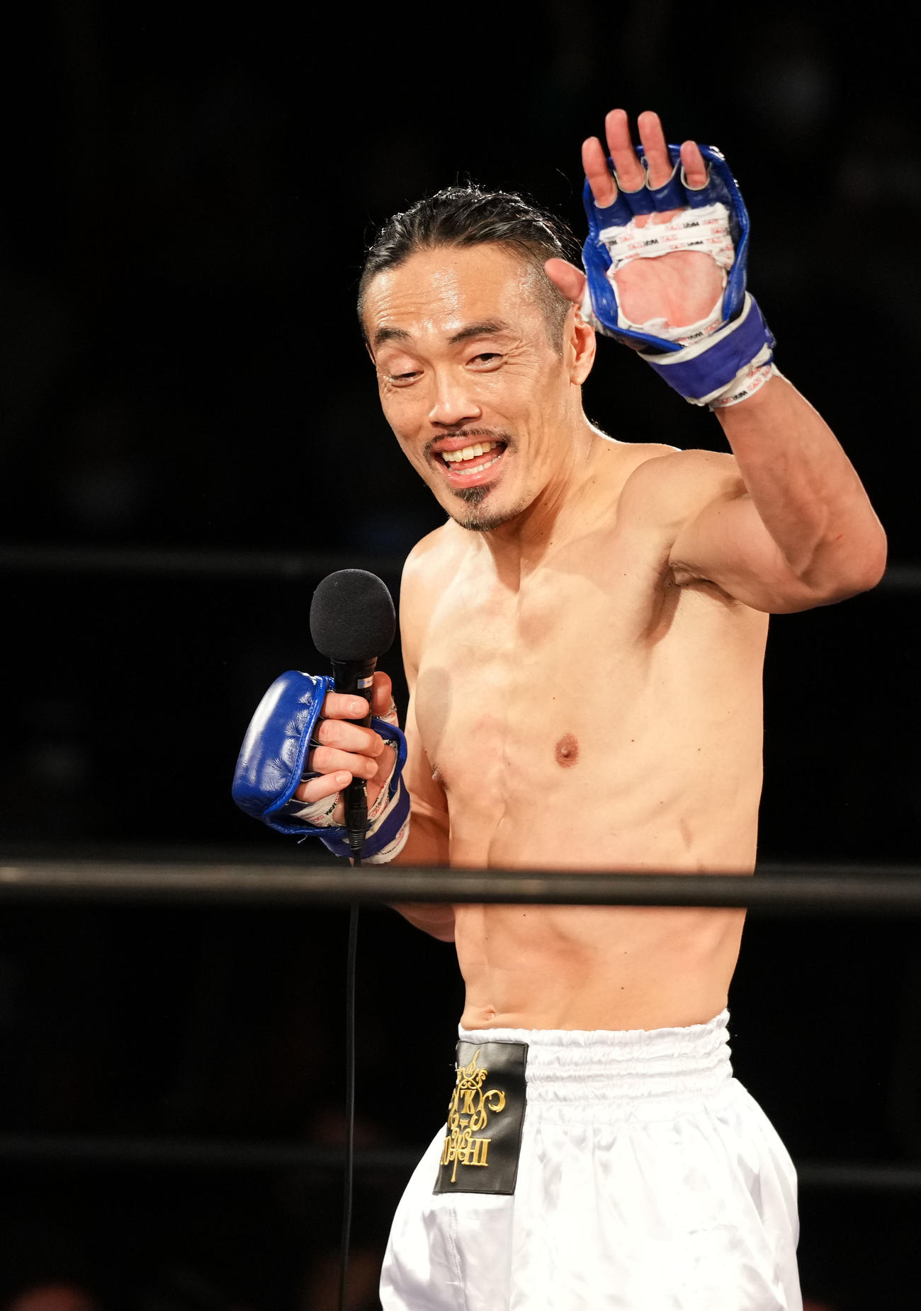 安彦孝真対相内誠　相内に勝利し笑顔を見せる安彦（撮影・横山健太）