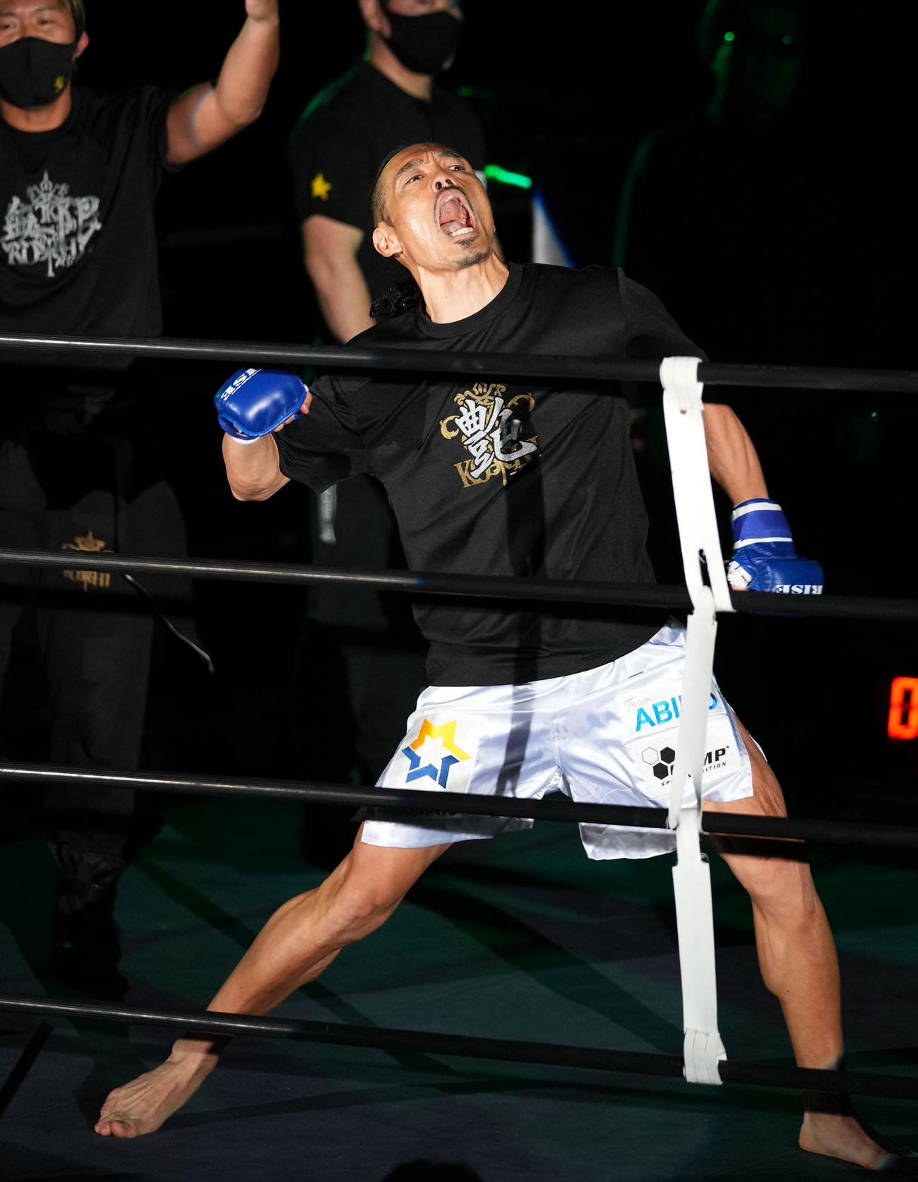 安彦孝真対相内誠　雄たけびを上げ入場する安彦（撮影・横山健太）