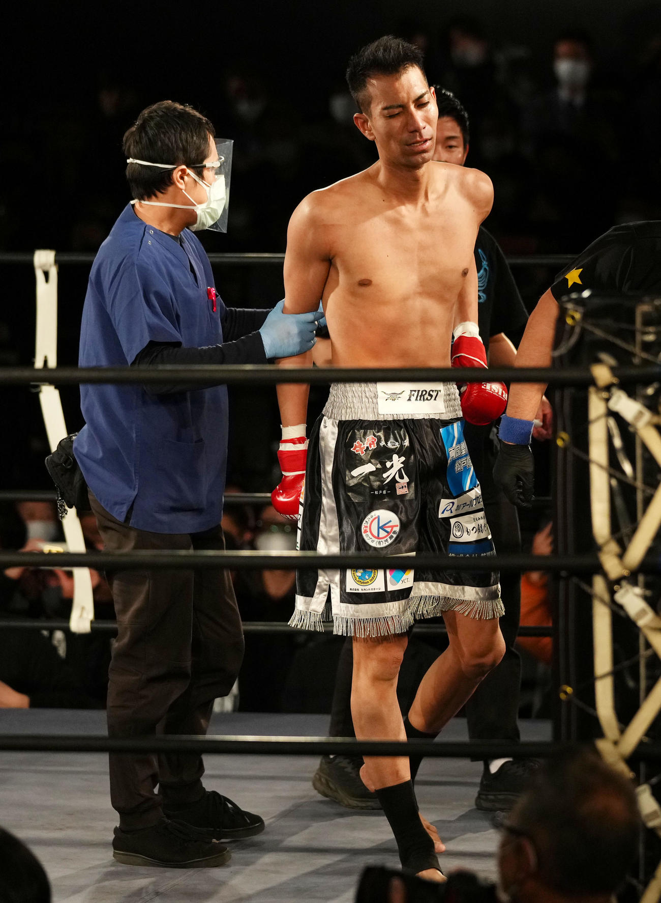 安彦孝真対相内誠　試合に敗れ肩を落とす相内（撮影・横山健太）