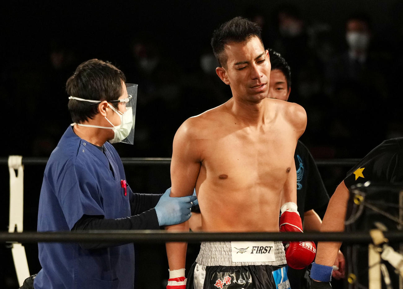 安彦孝真対相内誠　試合に敗れ肩を落とす相内（撮影・横山健太）