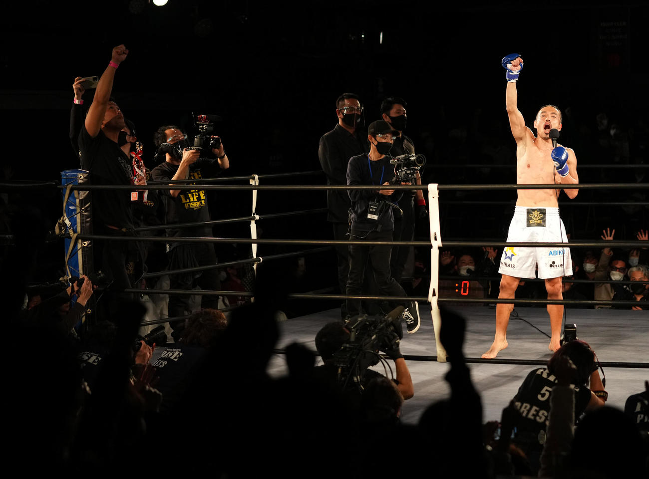 安彦孝真対相内誠　相内誠に勝利し観客を盛り上げる安彦（撮影・横山健太）