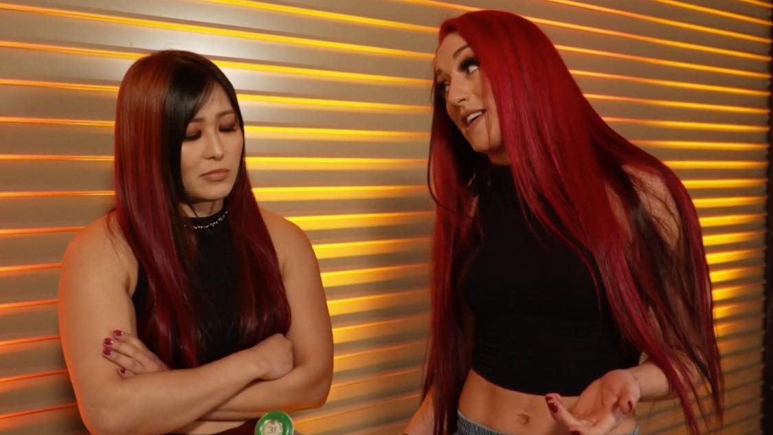 元NXT・UK女子王者ケイ・リー・レイ（右）と話し合う元NXT女子王者紫雷イオ（C）2022 WWE, Inc. All Rights Reserved.