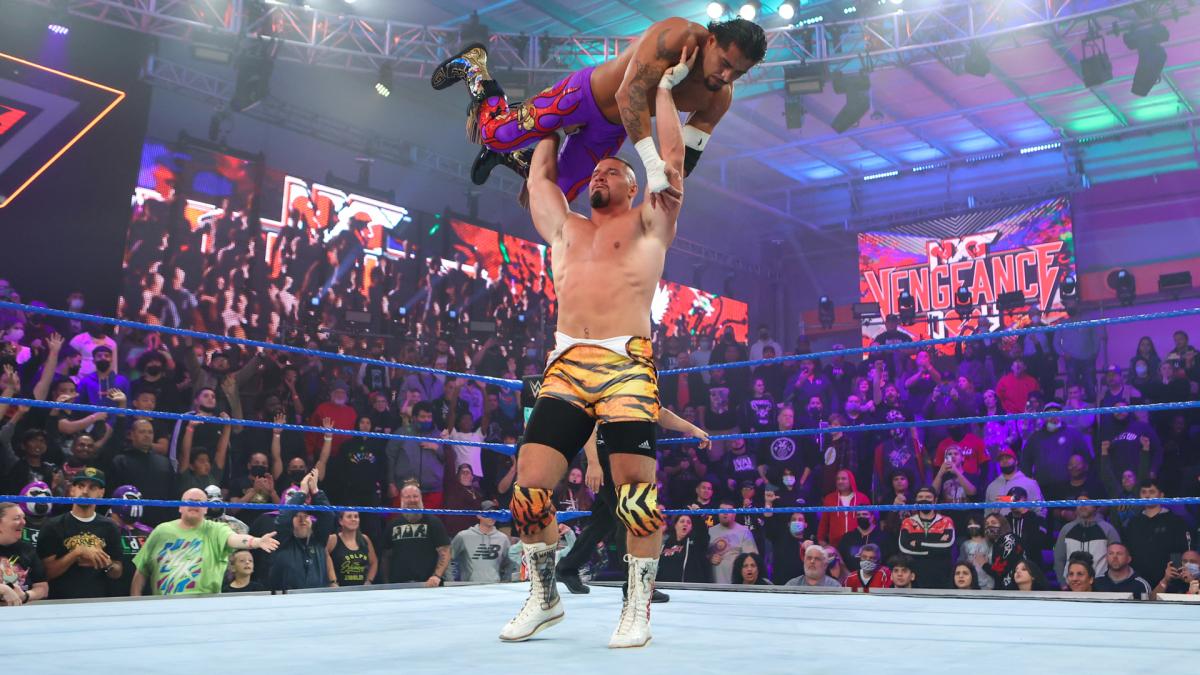 挑戦者エスコバー（上）をパワーで持ち上げたNXT王者ブレイカー（C）2022 WWE, Inc. All Rights Reserved.