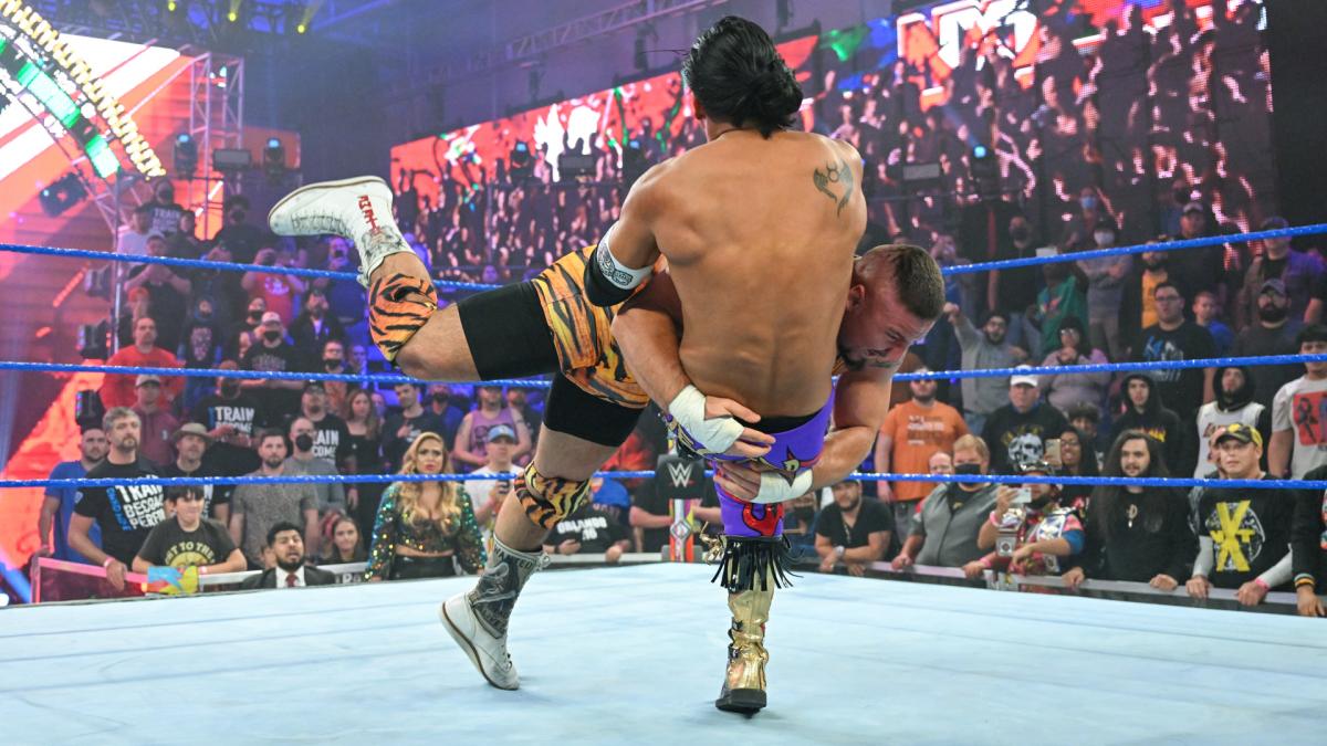 エスコバー（手前）にスピアーを成功させたNXT王者ブレイカー（C）2022 WWE, Inc. All Rights Reserved.