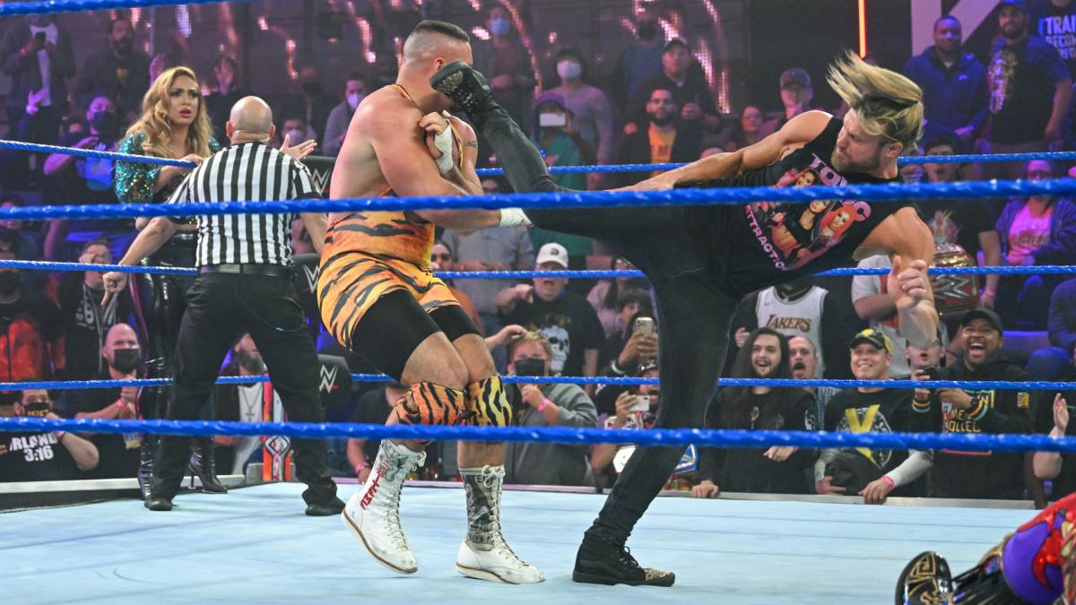 ジグラー（右）のスーパーキックを浴びたNXT王者ブレイカー（C）2022 WWE, Inc. All Rights Reserved.