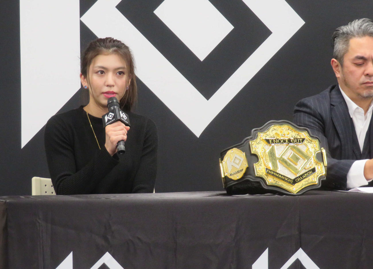 3月12日に東京・後楽園ホールでKNOCK OUT女子ミニマム級王座決定戦に臨む人気キックボクサーぱんちゃん璃奈（左）