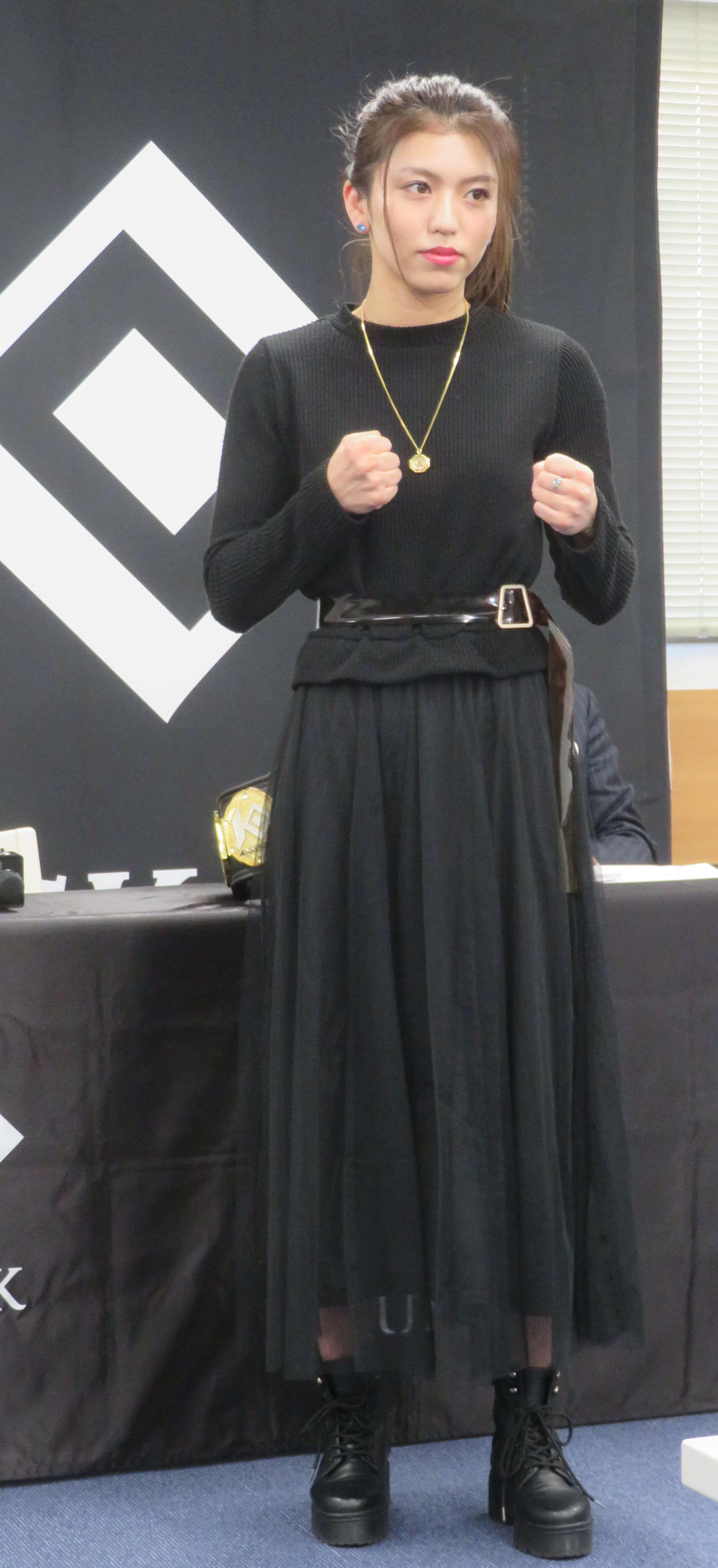 ブラックの衣装で会見に登場した人気キックボクサーぱんちゃん璃奈