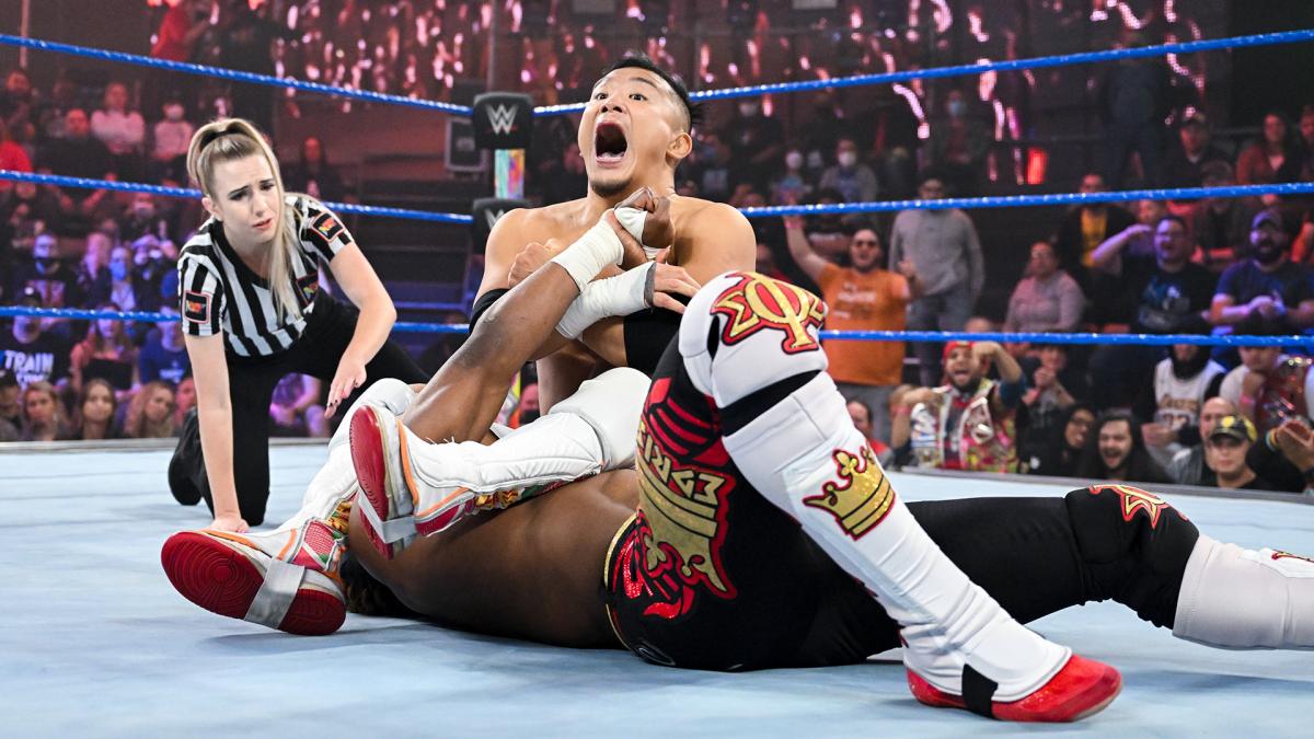 エノフェ（手前）の右腕を捕獲し、関節技を狙うKUSHIDA（C）2022 WWE, Inc. All Rights Reserved.