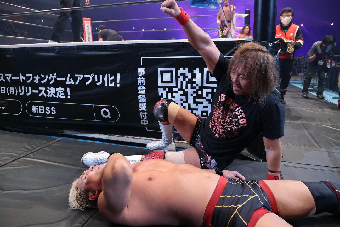 IWGP世界ヘビー級王者オカダ（手前）を大の字にさせた内藤（新日本プロレス提供）