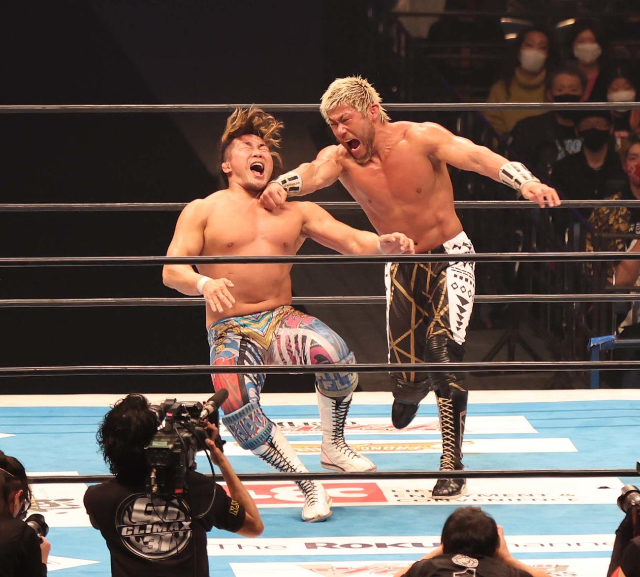 IWGP USヘビー級選手権　棚橋対SANADA　棚橋（左）を責めるSANADA（撮影・黒川智章）